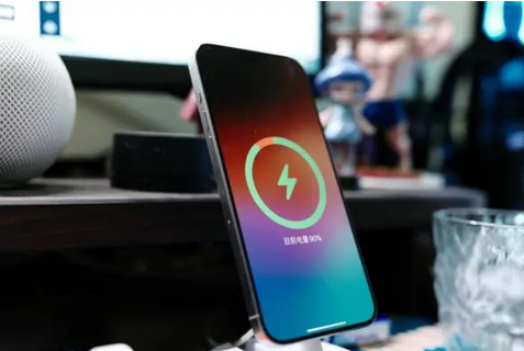 泸州苹果15换屏服务分享用什么充电器给iPhone15充电更好 